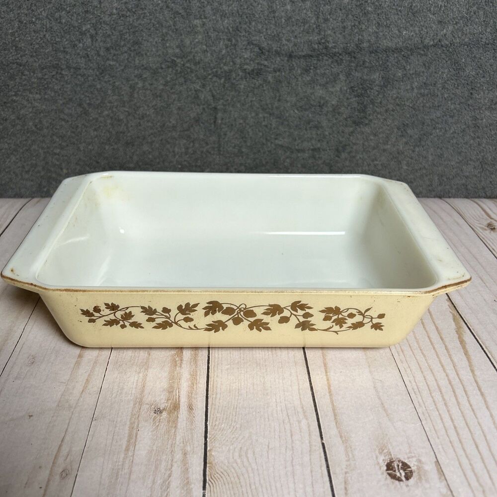 Vintage Pyrex Gold Acorn Leaves Space saver Casserole - 575B - 2 Quart